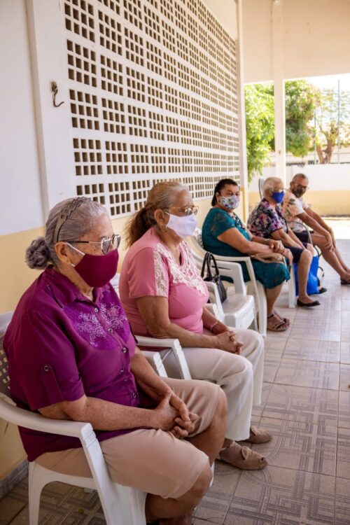 Foto-legenda: Idosos participam de ensaio fotográfico em Petrolina