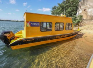 Simão Durando entrega duas lanchas escolares para o transporte de alunos ribeirinhos de Petrolina
