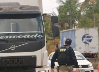 PRF alerta motoristas que possuem CNH com as categorias C, D ou E para as mudanças na legislação acerca do exame toxicológico