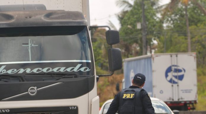 PRF alerta motoristas que possuem CNH com as categorias C, D ou E para as mudanças na legislação acerca do exame toxicológico