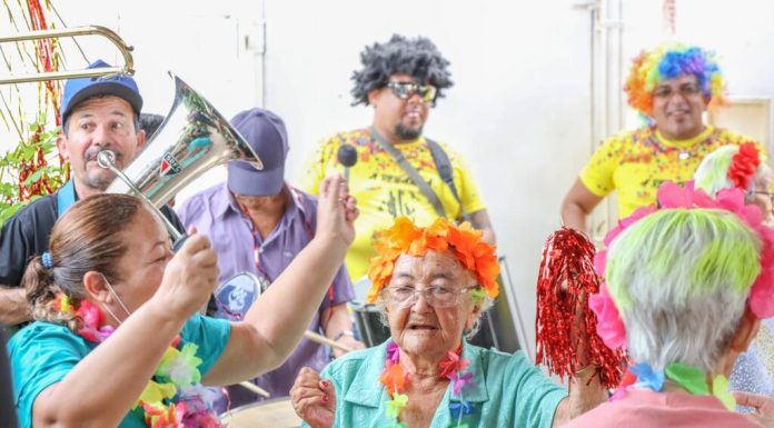 Alegria e muito frevo embalaram o carnaval de idosos da Casa Geriátrica de Petrolina