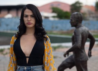 Estátua de Daniel Alves será retirada após solicitação de Manuella Tyler