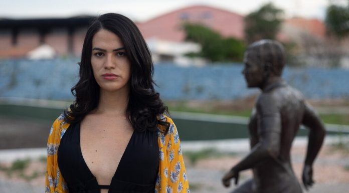 Estátua de Daniel Alves será retirada após solicitação de Manuella Tyler