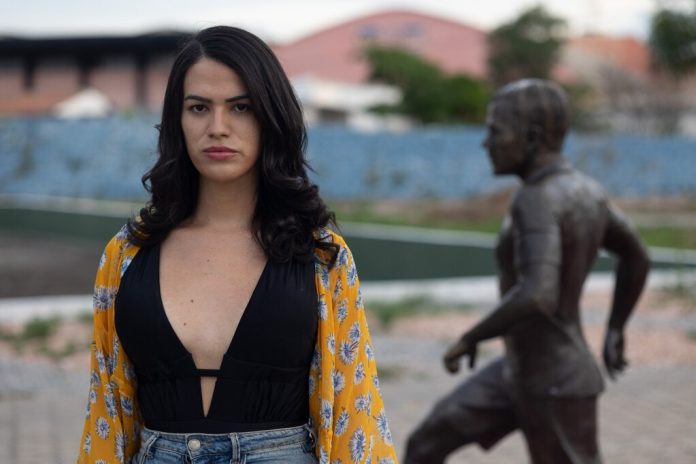 Estátua de Daniel Alves será retirada após solicitação de Manuella Tyler