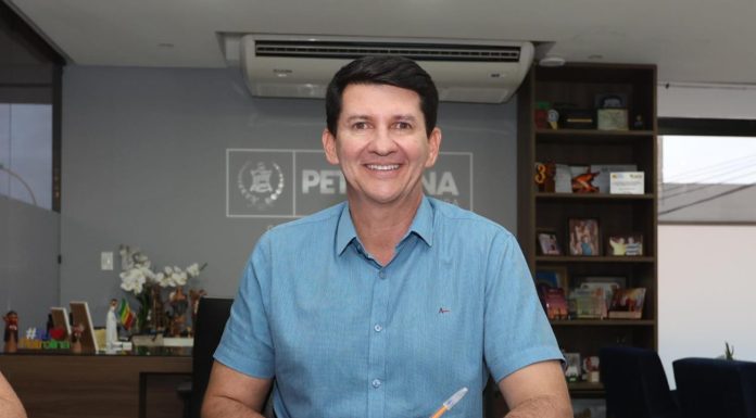 Simão Durando anuncia antecipação da primeira parcela do 13° salário dos servidores de Petrolina