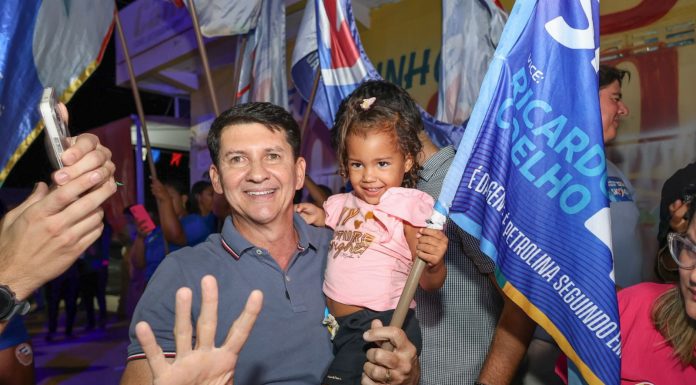 No bairro São Jorge, Simão reforça compromisso de concluir saneamento da bacia do Dom Avelar