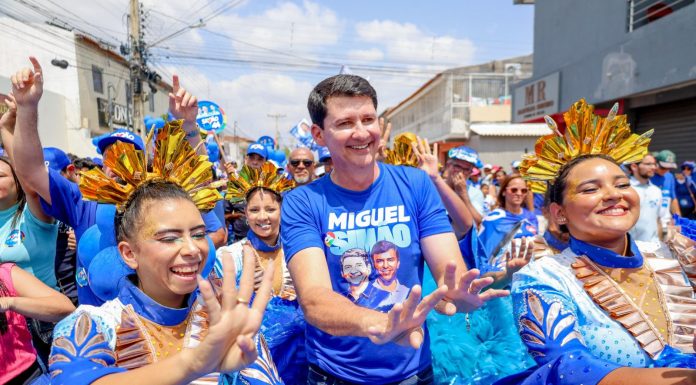 Simão arrasta mais de duas mil pessoas em caminhada por bairros da zona Oeste