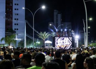 Com shows em trio elétrico, multidão comemora a chegada dos 129 anos de Petrolina