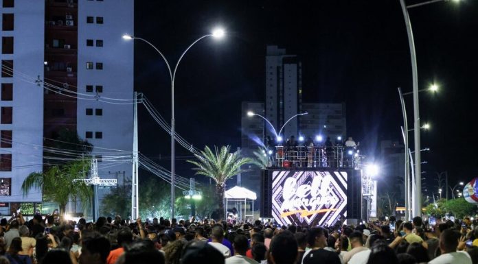 Com shows em trio elétrico, multidão comemora a chegada dos 129 anos de Petrolina