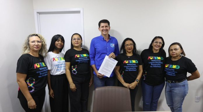 Simão garante clínica e projetos de assistência para crianças com TEA e mães atípicas em Petrolina