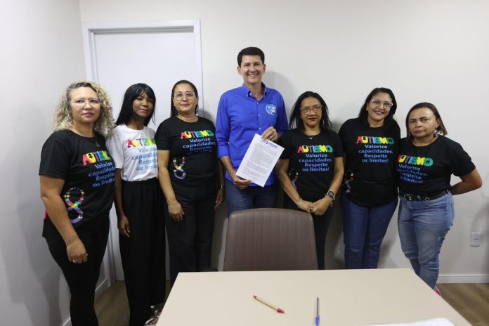 Simão garante clínica e projetos de assistência para crianças com TEA e mães atípicas em Petrolina