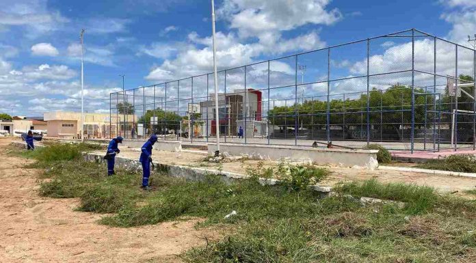 Prefeitura leva mutirão de limpeza a espaços públicos do bairro Cosme e Damião