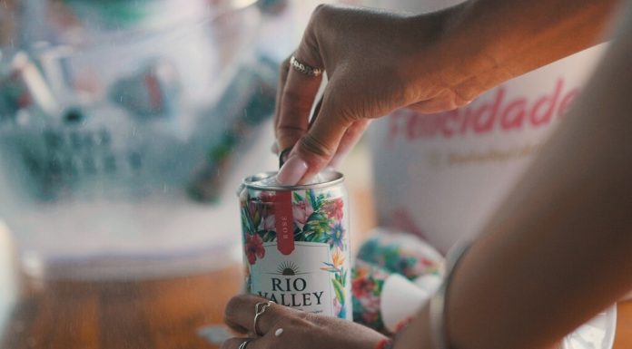 Vinho em lata e com canudinho é aposta de vinícola pernambucana para o verão