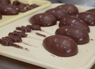 Jovens aprendem a fabricar ovos de Páscoa e descobrem novas possibilidades de renda em Petrolina