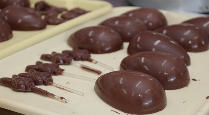 Jovens aprendem a fabricar ovos de Páscoa e descobrem novas possibilidades de renda em Petrolina