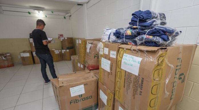 Prefeitura de Petrolina recebe novo lote de fardamento escolar com cerca de 44 mil peças