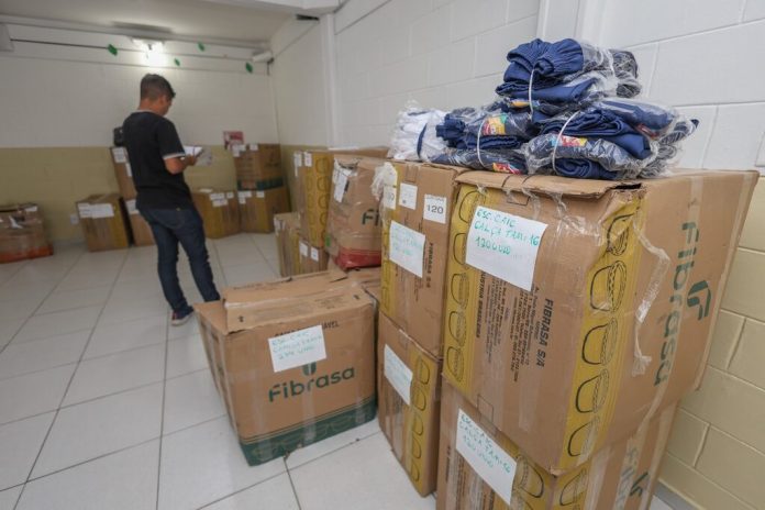Prefeitura de Petrolina recebe novo lote de fardamento escolar com cerca de 44 mil peças