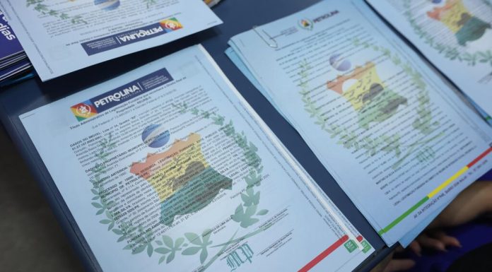 Entrega de títulos de posse transforma a vida de famílias em bairros periféricos de Petrolina