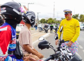 Ação educativa busca conscientizar motociclistas sobre segurança no trânsito em Petrolina