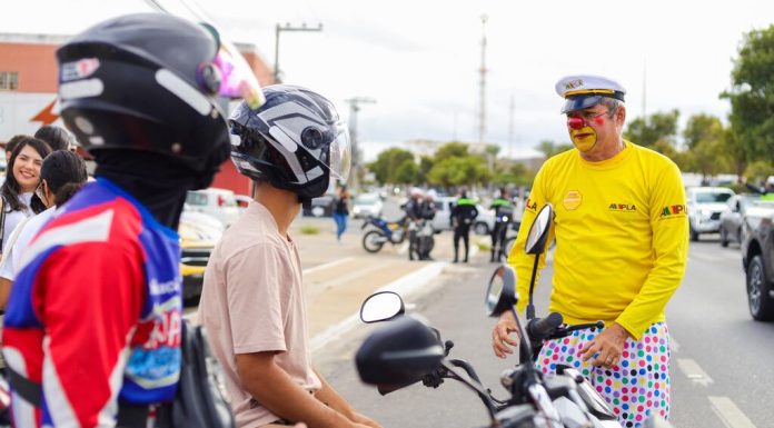 Ação educativa busca conscientizar motociclistas sobre segurança no trânsito em Petrolina