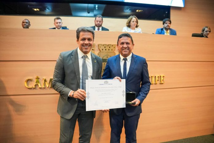 Jornalista Carlos Britto é homenageado no Recife com o Prêmio Graça Araújo de Comunicação Jornalista Carlos Britto é homenageado no Recife com o Prêmio Graça Araújo de Comunicação
