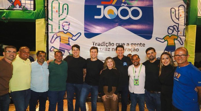 Prefeito Simão abre o Pra Sempre São João em noite de nostalgia e multidão na Avenida dos Tropeiros Prefeito Simão abre o Pra Sempre São João em noite de nostalgia e multidão na Avenida dos Tropeiros