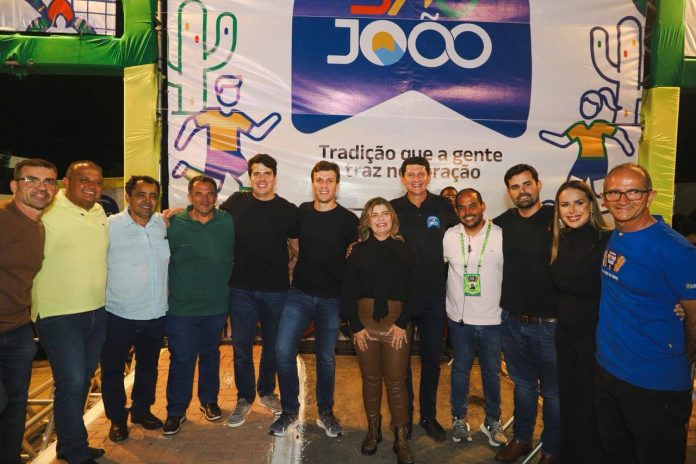 Prefeito Simão abre o Pra Sempre São João em noite Prefeito Simão abre o Pra Sempre São João em noite de nostalgia e multidão na Avenida dos Tropeiros