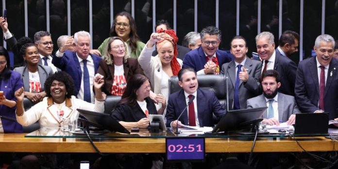 aprovacao_da_pec_6x1_na_camara.jpg