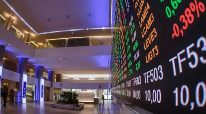 Bolsa cai mais de 2% e atinge menor nível desde o fim de março