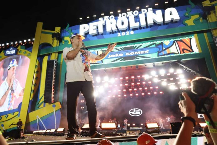 João Gomes coloca multidão para dançar e celebra a força João Gomes coloca multidão para dançar e celebra a força da nova geração do forró no São João de Petrolina