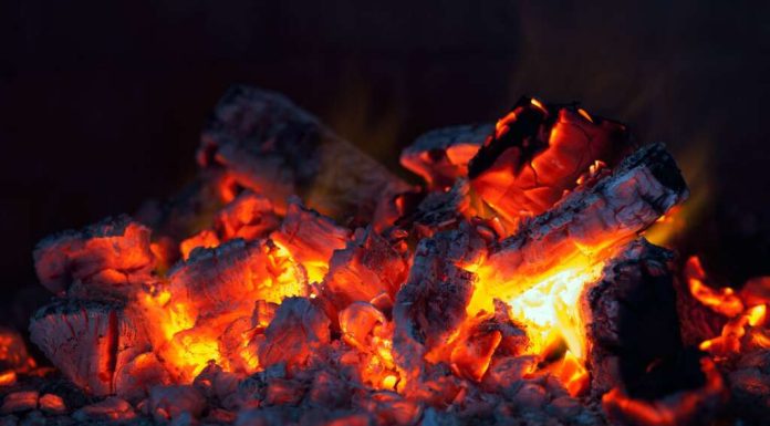 Fumaça, brasas e fogos de artifício: oftalmologista alerta para riscos de lesões oculares nas festas juninas
