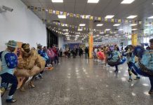 Aeroporto de Petrolina recebe turistas em clima de São João com apresentações culturais e muito forró