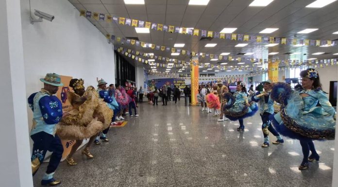 Aeroporto de Petrolina recebe turistas em clima de São João com apresentações culturais e muito forró