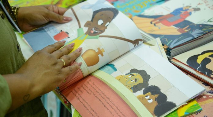 Bienal nas Escolas entra em clima de Copa para estimular leitura no RJ