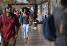 Mais da metade dos graduandos já abdicaram de estudos para cuidar de f