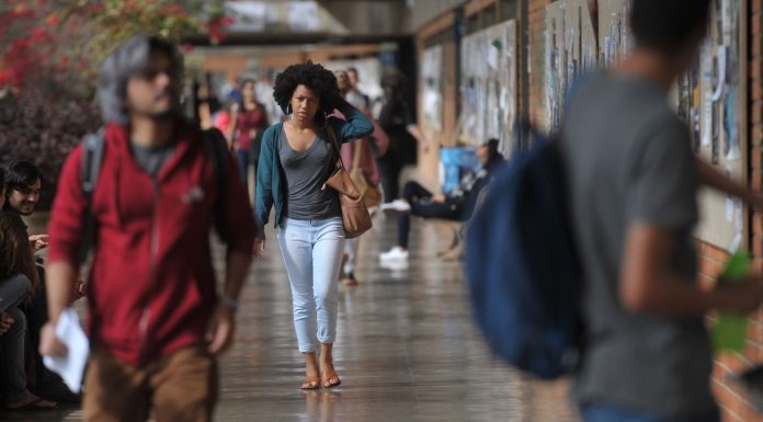 Mais da metade dos graduandos já abdicaram de estudos para cuidar de f