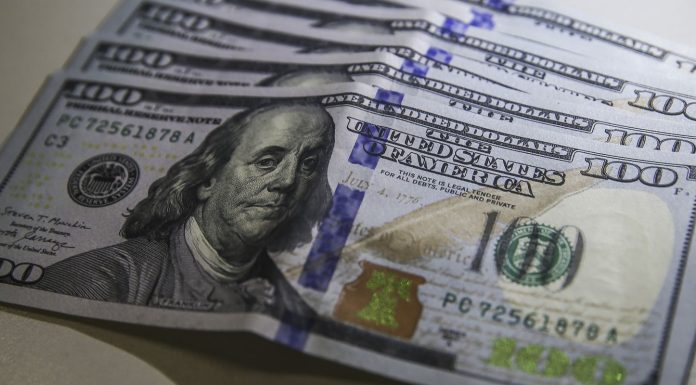 Dólar fica estável em R$ 5,08, mas cai 0,58% na semana