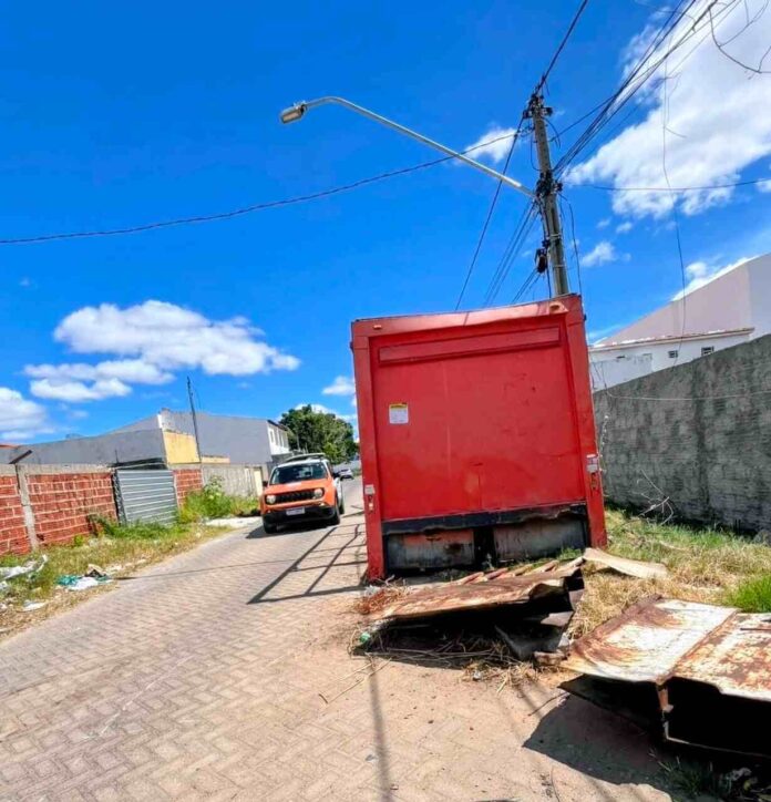 Petrolina + Limpa: Abandonar reboques e carrocerias pode gerar multa Petrolina + Limpa: Abandonar reboques e carrocerias pode gerar multa e remoção do equipamento