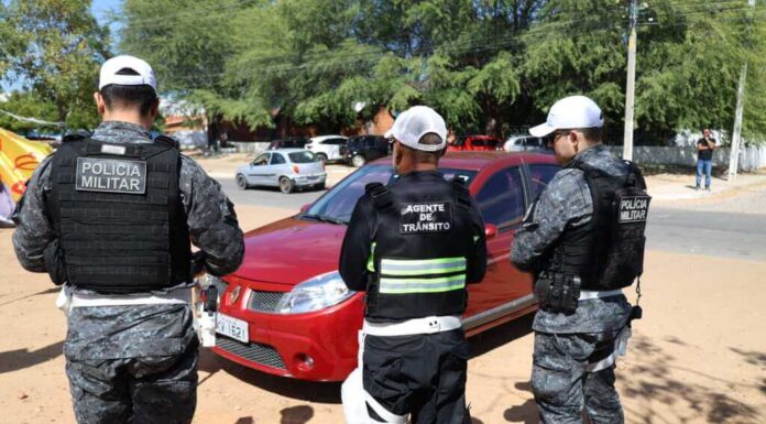 Petrolina reforça fiscalização contra estacionamento irregular em canteiros Petrolina reforça fiscalização contra estacionamento irregular em canteiros