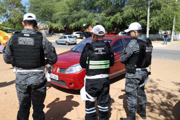Petrolina reforça fiscalização contra estacionamento irregular em canteiros Petrolina reforça fiscalização contra estacionamento irregular em canteiros