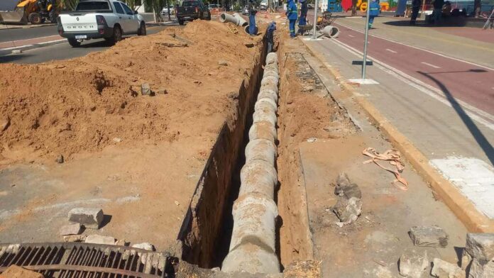 Prefeitura de Petrolina executa obra de drenagem na Orla para Prefeitura de Petrolina executa obra de drenagem na Orla para melhorar trânsito e evitar acúmulo de água