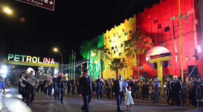 Petrolina 131 anos: Desfile alegórico artístico transforma avenida Guararapes em palco de histórias, resistência e homenagens Petrolina 131 anos: Desfile alegórico artístico transforma avenida Guararapes em palco de histórias, resistência e homenagens