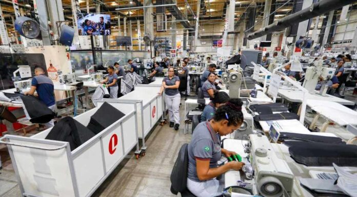 Pernambuco lidera no Nordeste e é 3º do Brasil na geração de empregos, com 13,4 mil vagas em agosto Pernambuco lidera no Nordeste e é 3º do Brasil na geração de empregos, com 13,4 mil vagas em agosto