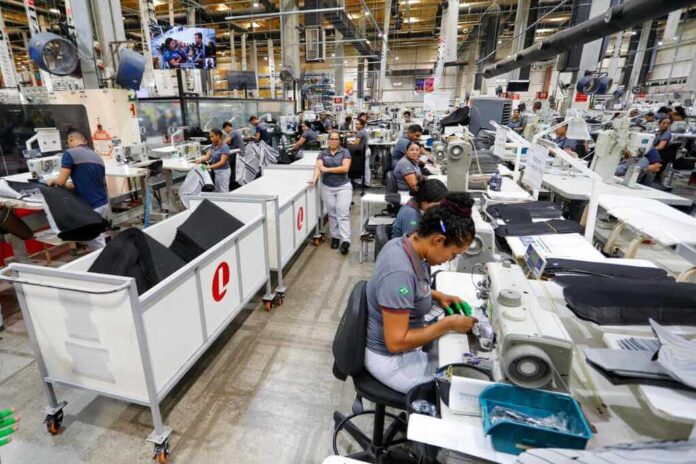 Pernambuco lidera no Nordeste e é 3º do Brasil na Pernambuco lidera no Nordeste e é 3º do Brasil na geração de empregos, com 13,4 mil vagas em agosto