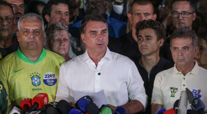 Flávio Bolsonaro cruza fronteira argentina e segue para o Equador