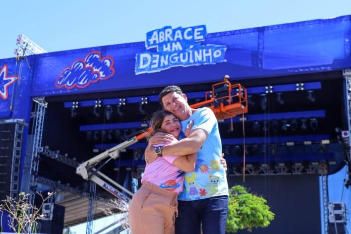 Prefeito Simão e Alinne Durando acompanham últimos detalhes para o Prefeito Simão e Alinne Durando acompanham últimos detalhes para o festival infantil Abrace um Denguinho