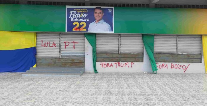 PL de Petrolina denuncia vandalismo em comitê de Flávio Bolsonaro PL de Petrolina denuncia vandalismo em comitê de Flávio Bolsonaro